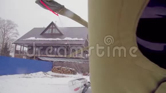 滑雪巡回赛旅馆的直升机下雪了视频的预览图