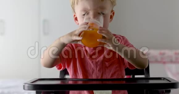 孩子在家喝橙汁视频的预览图