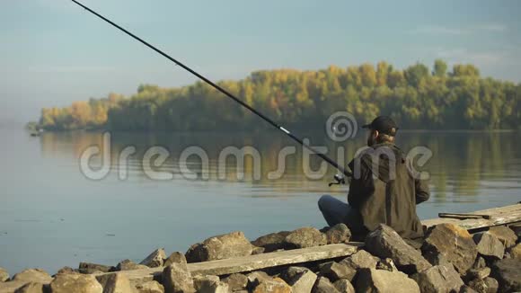 单身渔夫投鱼竿等待钓鱼美丽的自然爱好视频的预览图