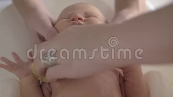 新生儿洗澡时哭视频的预览图