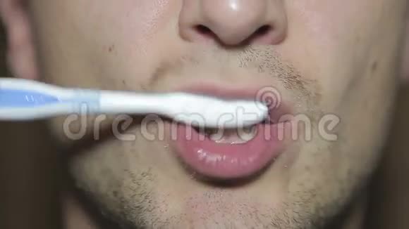 男人清洁牙齿视频的预览图