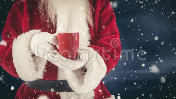 圣诞老人条款拿着热饮料和降雪视频的预览图