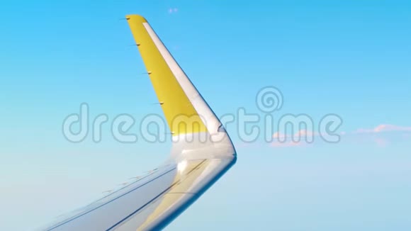 黄色客机翼沿蓝天视频的预览图