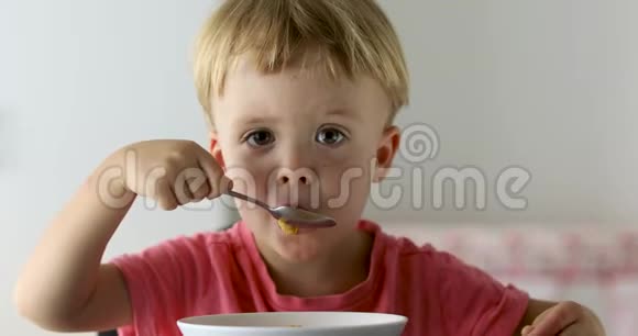 小男孩早餐吃玉米片视频的预览图
