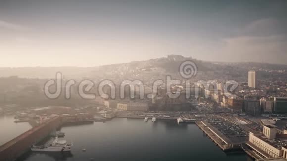 雾蒙蒙的一天从港口俯瞰那不勒斯市意大利视频的预览图