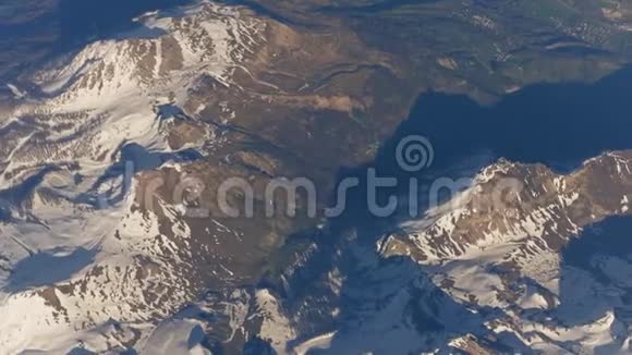 在阿尔卑斯山山脉和高山小镇的山谷中飞翔视频的预览图