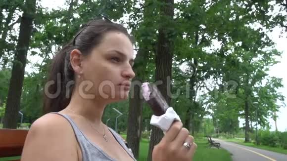 快乐的年轻可爱的女人吃新鲜水果冰淇淋视频的预览图