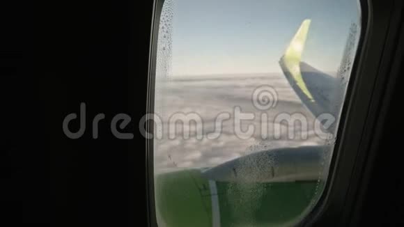 从云湾和机翼的飞机窗口观看视频的预览图
