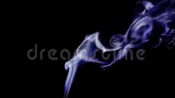 4黑色背景上流动的蓝色烟雾的K页视频的预览图