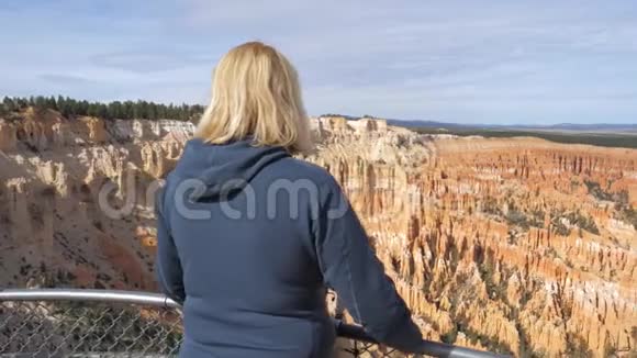 一个成熟的游客看着布莱斯峡谷的自然美景视频的预览图