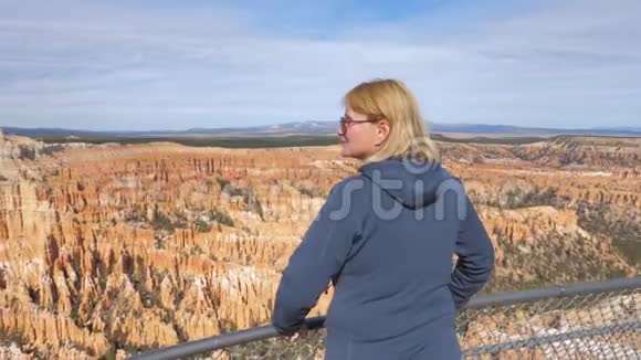成熟的胖女人欣赏布莱斯峡谷的自然美视频的预览图