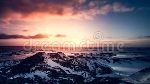 南极洲明亮的彩色日出视频的预览图