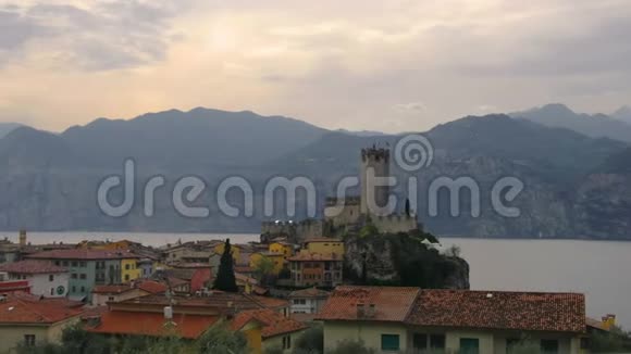 意大利乡村天际线马尔切辛和平全景小镇嘉达湖畔浪漫的横向全景和视频的预览图
