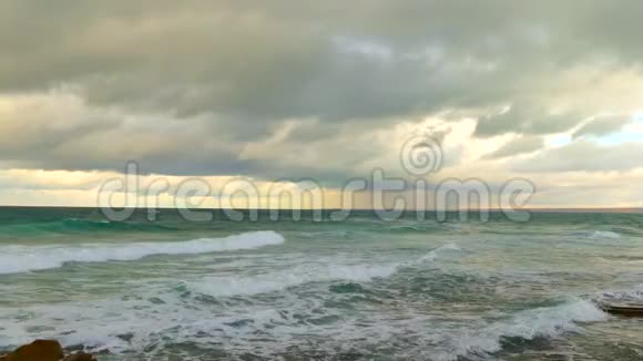 大浪滚向岸边视频的预览图
