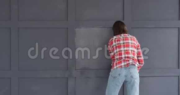 女人画公寓的内墙视频的预览图