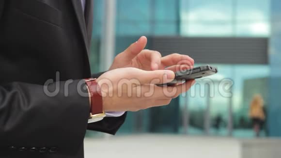 男人用智能手机工作的双手视频的预览图