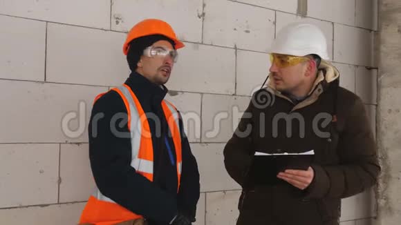 工程师检查施工现场冬季施工进度工程师和工头谈话视频的预览图