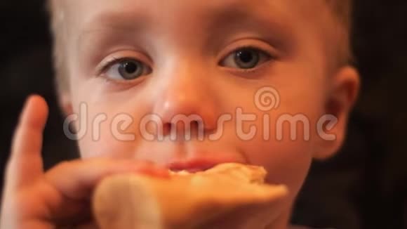 一个男孩的肖像他吃着华夫饼杯香草冰淇淋脸上涂满冰淇淋还有一个孩子视频的预览图