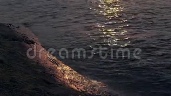 在水面上日落视频的预览图