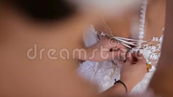 新娘穿婚纱女孩帮忙给新娘穿婚纱视频的预览图