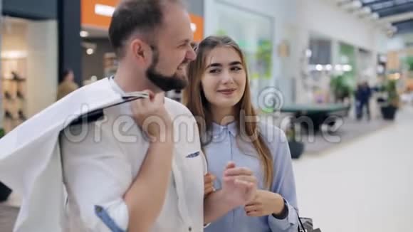 两个人在商场聊天视频的预览图
