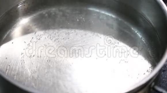 水在平底锅里沸腾视频的预览图