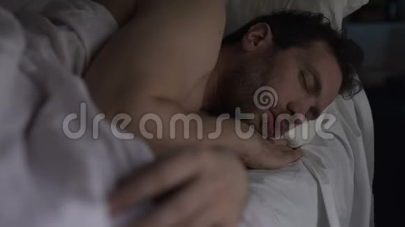肥胖男性睡在沙发床上张口呼吸恢复正常视频的预览图