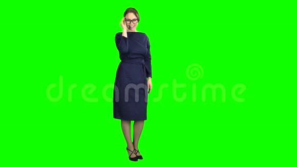 老师摆姿势和调整眼镜绿色屏幕视频的预览图