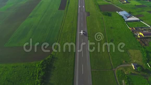 从空中起飞起飞起飞的白色飞机的空中视野4K视频的预览图