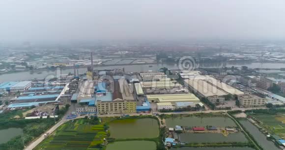 中国广州工业区令人沮丧的景观工业区灰色暗淡景观悲伤的观点视频的预览图