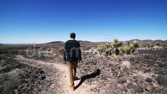 孤独的人走在沙漠之路上视频的预览图