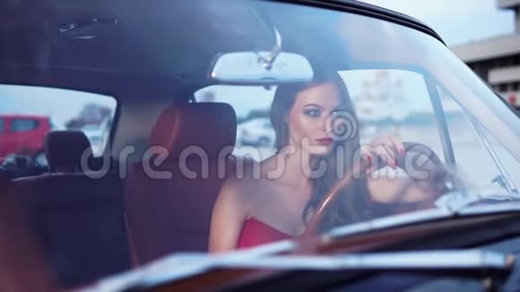 一个脾气暴躁的女人坐在停着的车里向前看手躺在舵上视频的预览图