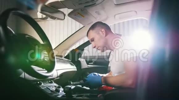 一个年轻人用自动刷子清洗汽车面板视频的预览图