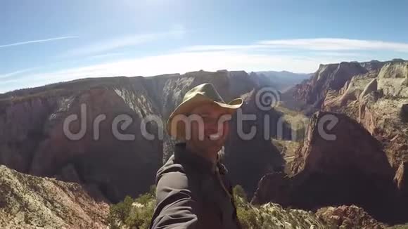 旅游观光人在锡安公园山峡谷带自拍视频视频的预览图