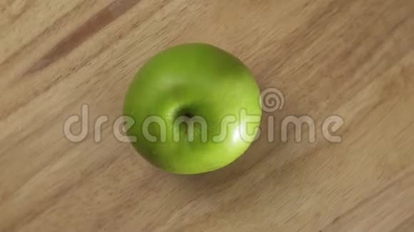 木盘上的绿苹果视频的预览图