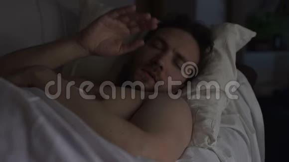 喝醉的男人睡在沙发上梦到一些不好的事情在睡梦中打嗝视频的预览图