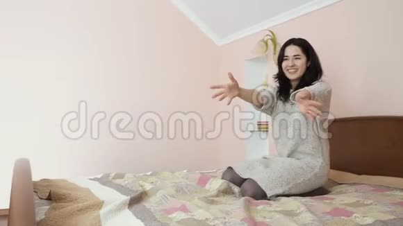 可爱的小女孩坐在床上向妈妈走来视频的预览图