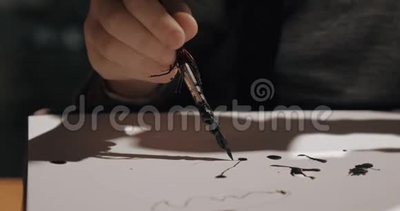 小孩用墨水笔画画视频的预览图