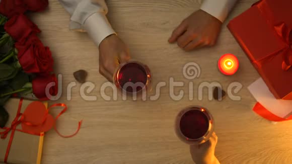 两杯葡萄酒情人节的浪漫之夜顶景视频的预览图