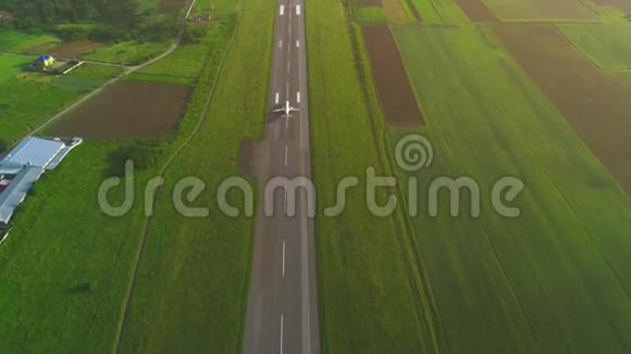 从空中起飞起飞起飞的白色飞机的空中视野4K视频的预览图