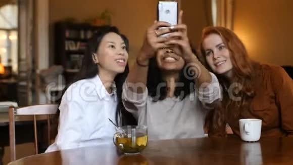 多民族女孩智能手机技术视频通话视频的预览图