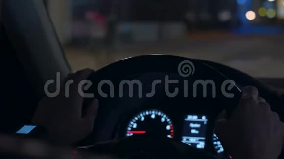 手放在汽车的方向盘上夜间驾驶POV视频的预览图