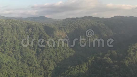 哥斯达黎加风景美丽的自然附近的塔尔科尔斯美丽的瀑布在哥斯达黎加的绿色森林中部视频的预览图