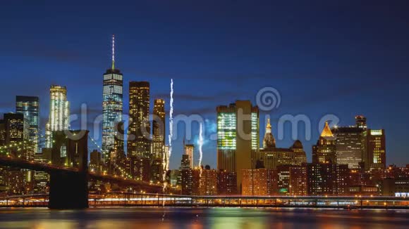 黄昏时分从纽约市出发在布鲁克林大桥上闪耀着惊人的烟花视频的预览图