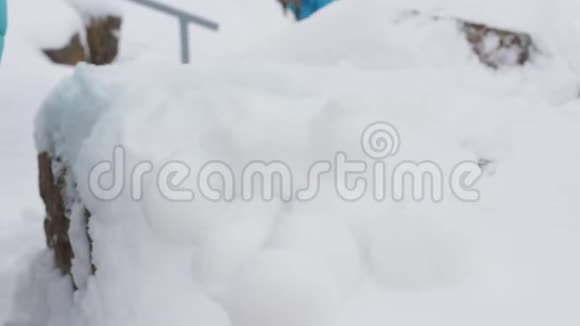 儿童从雪球制造者手中拿雪球的特写镜头视频的预览图