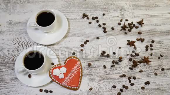 食品艺术爱和圣瓦伦廷的概念2杯新鲜咖啡和一个心形姜饼饼干视频的预览图