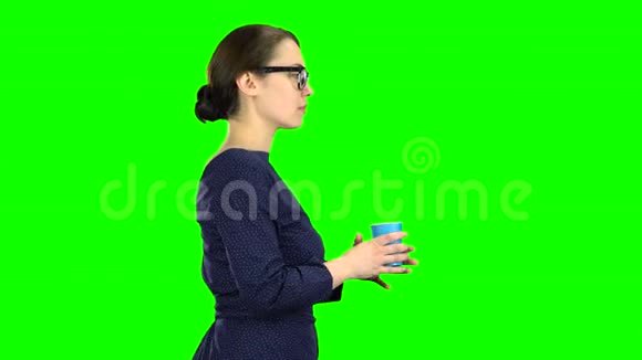 老师去喝玻璃杯里的水绿色屏幕视频的预览图