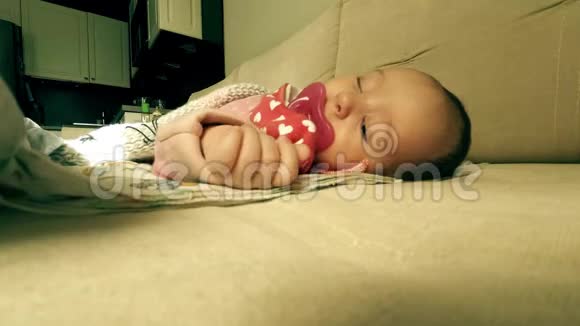 想睡觉的新生女婴有趣的延时视频视频的预览图