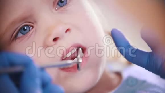 牙医女牙医检查小宝宝的牙齿关门视频的预览图