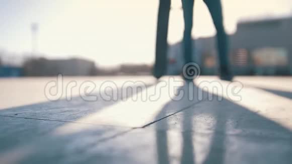 滑板运动员在阳光明媚的日子里从斜坡上开始滑板视频的预览图